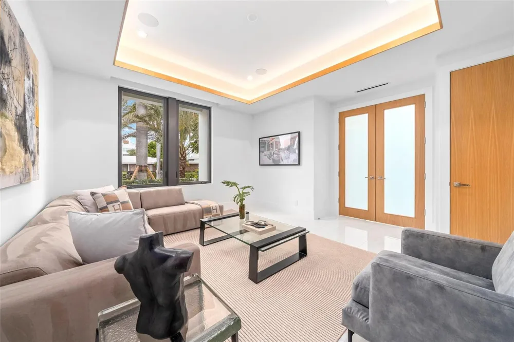 24 Fiesta Way Fort Lauderdale, FL 33301