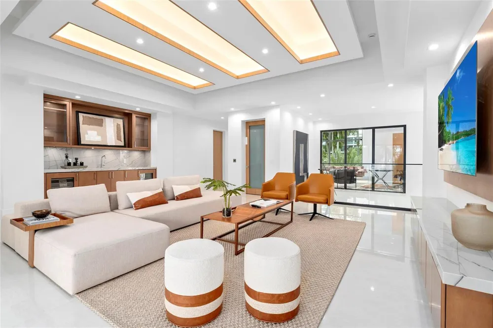 24 Fiesta Way Fort Lauderdale, FL 33301
