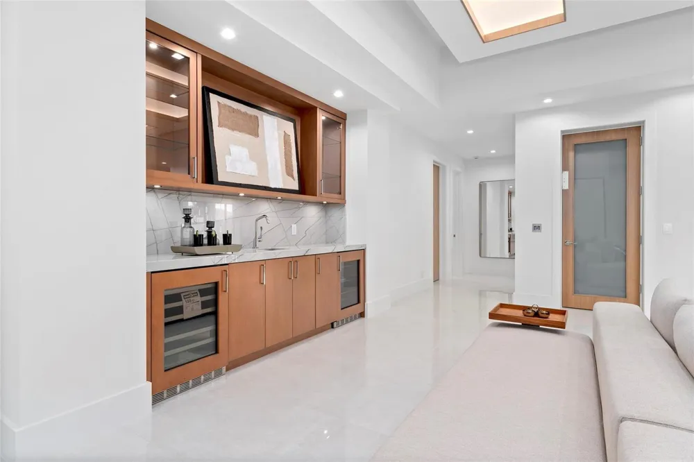 24 Fiesta Way Fort Lauderdale, FL 33301