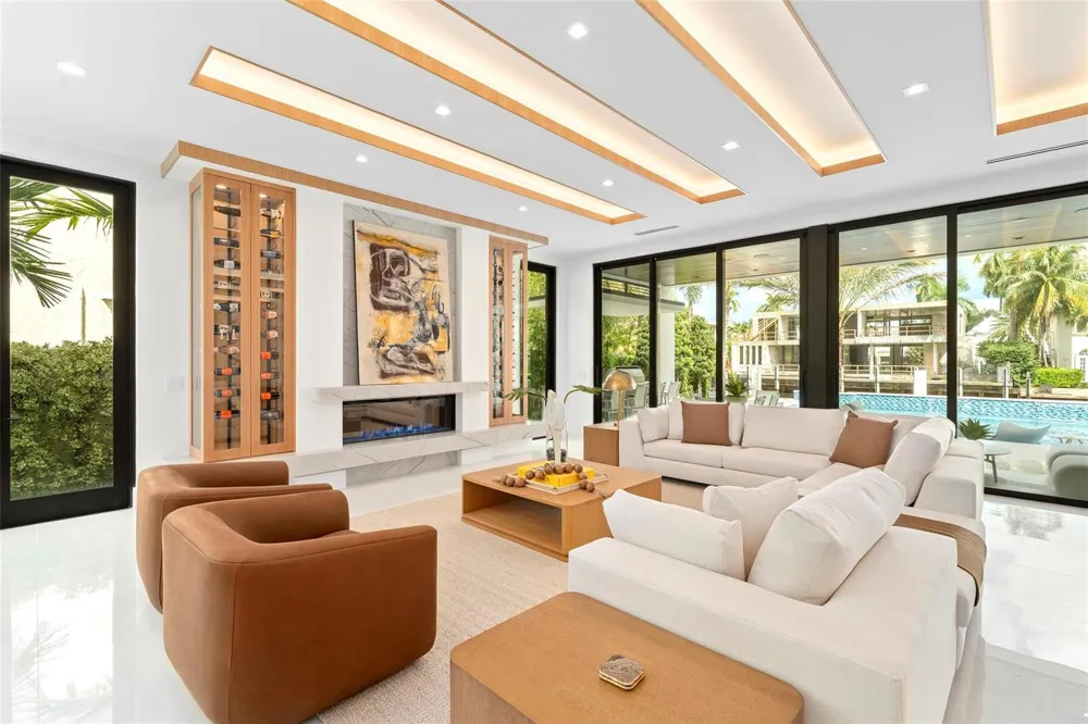 24 Fiesta Way Fort Lauderdale, FL 33301