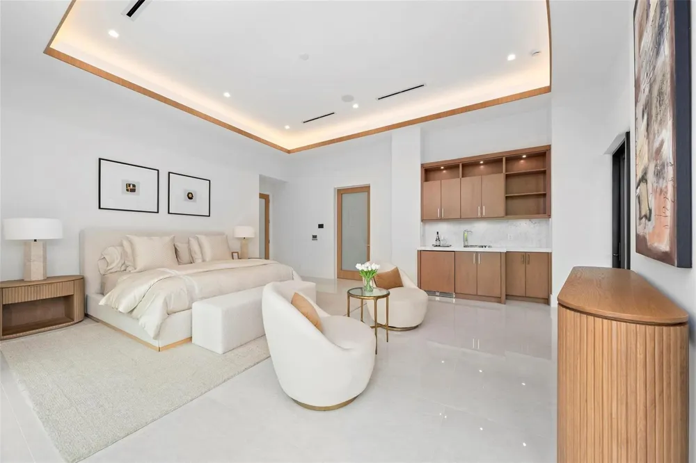 24 Fiesta Way Fort Lauderdale, FL 33301