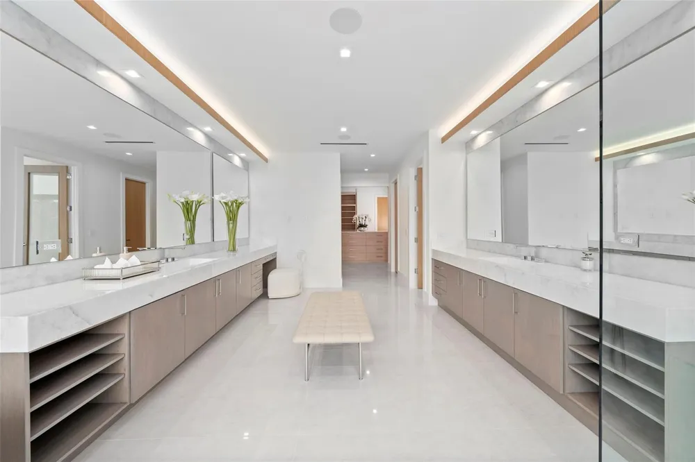 24 Fiesta Way Fort Lauderdale, FL 33301