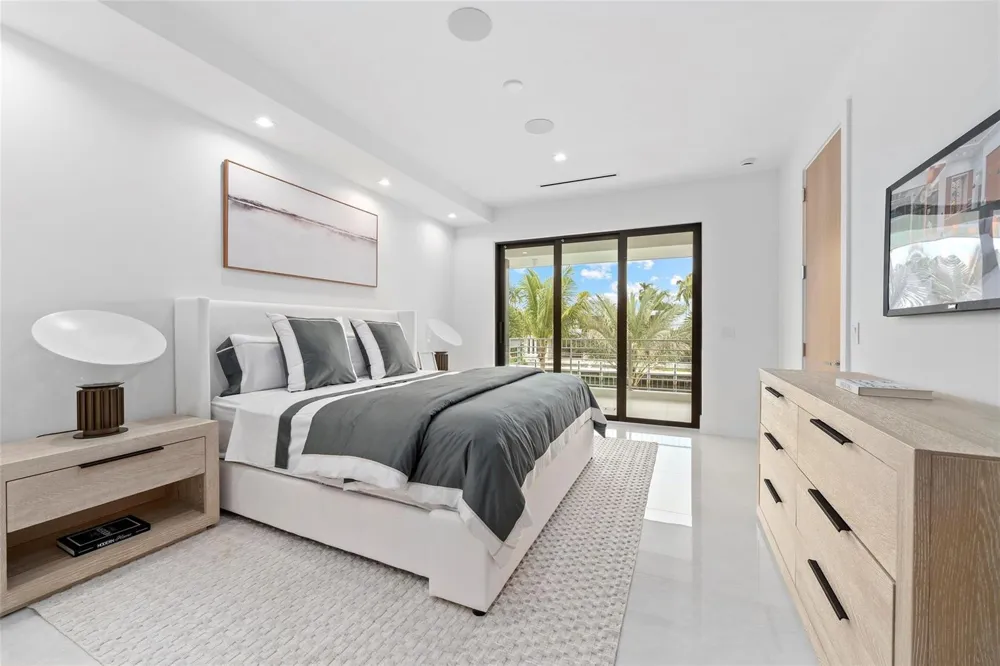 24 Fiesta Way Fort Lauderdale, FL 33301