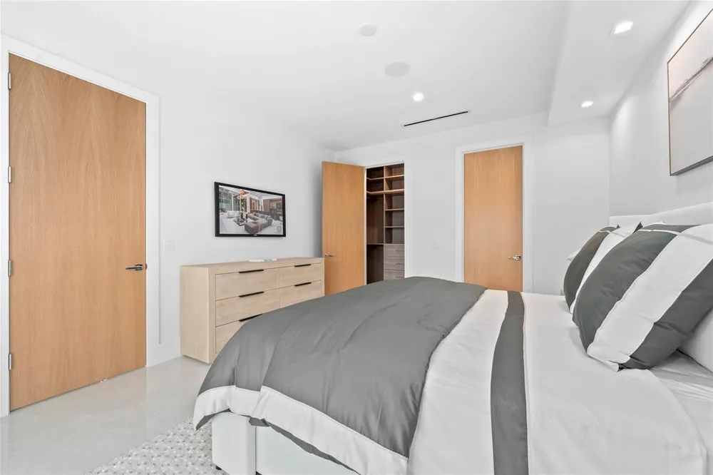 24 Fiesta Way Fort Lauderdale, FL 33301