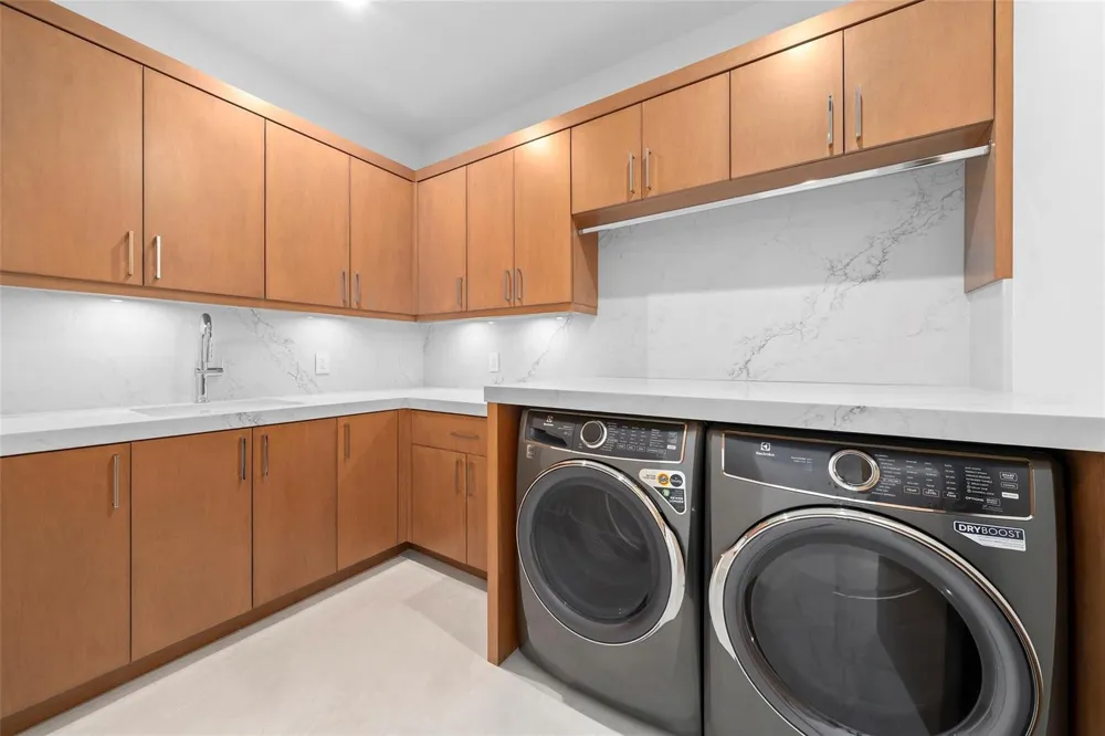 24 Fiesta Way Fort Lauderdale, FL 33301