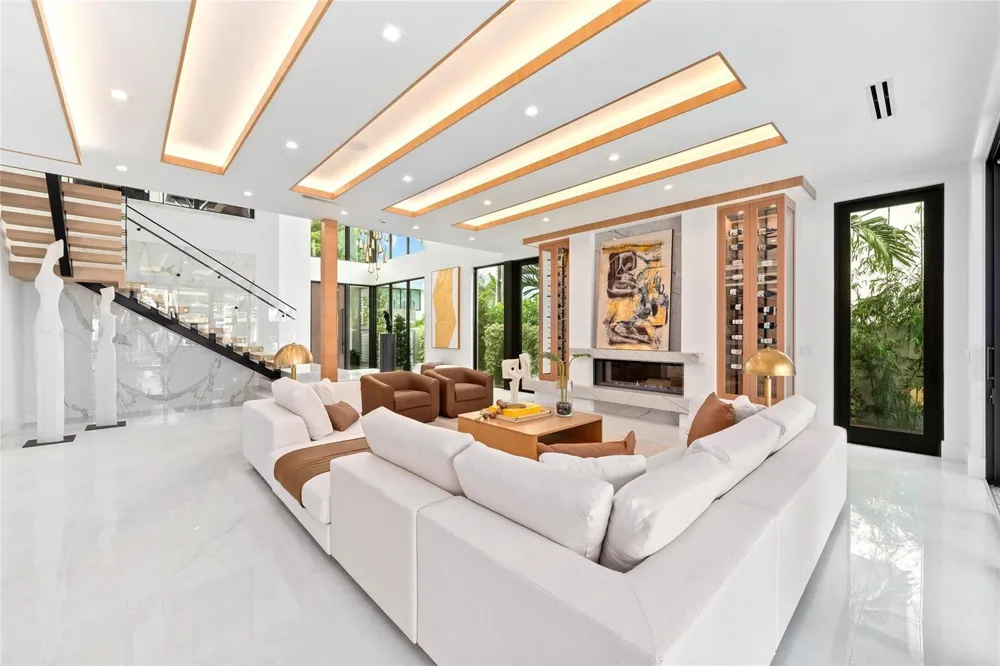 24 Fiesta Way Fort Lauderdale, FL 33301