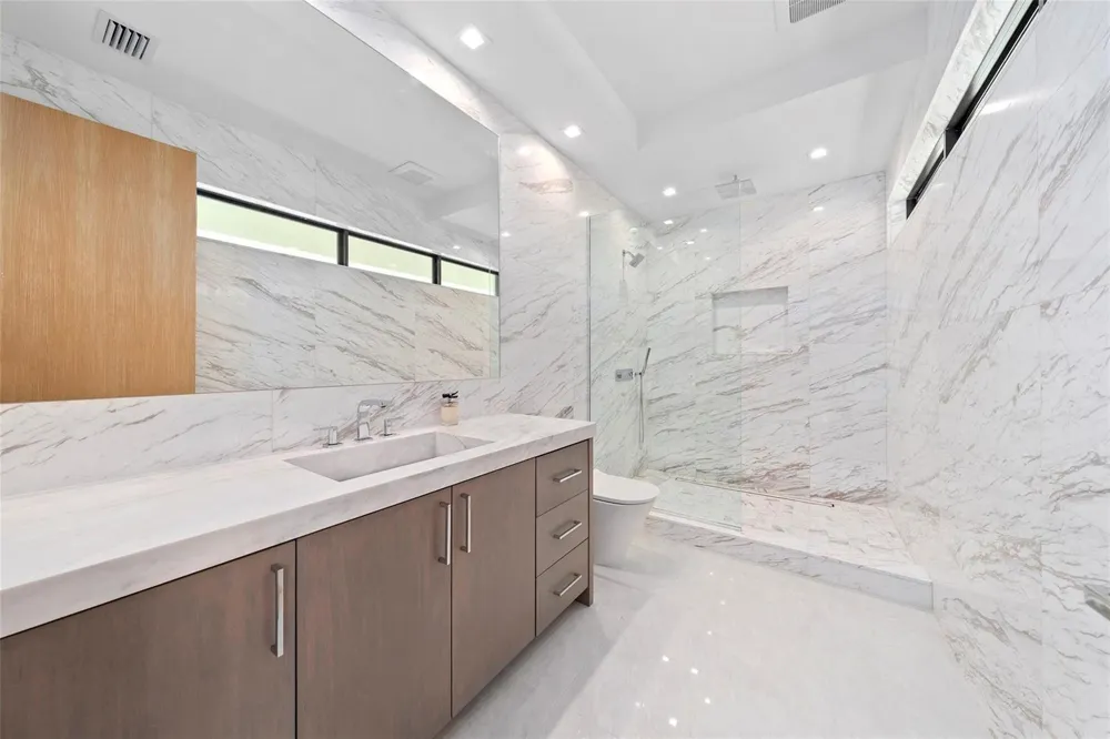 24 Fiesta Way Fort Lauderdale, FL 33301