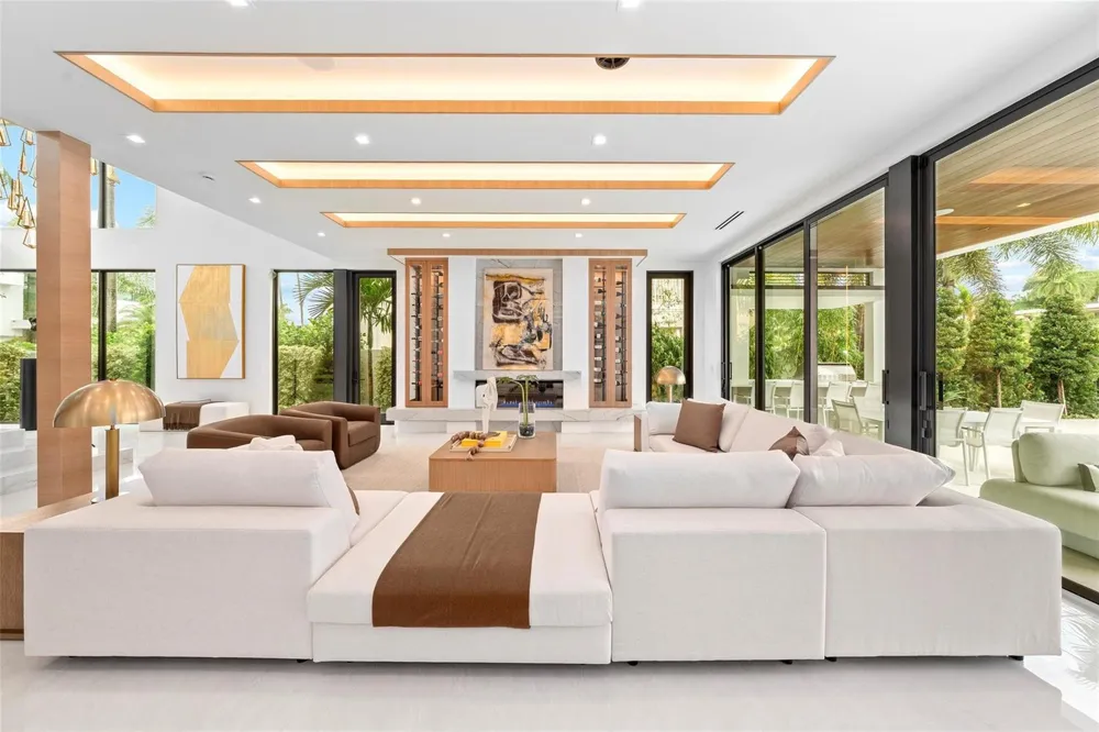 24 Fiesta Way Fort Lauderdale, FL 33301