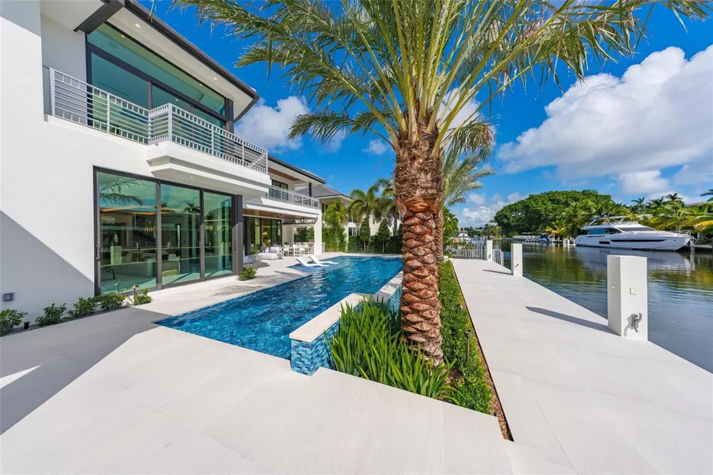 24 Fiesta Way Fort Lauderdale, FL 33301