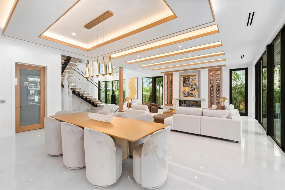 24 Fiesta Way Fort Lauderdale, FL 33301
