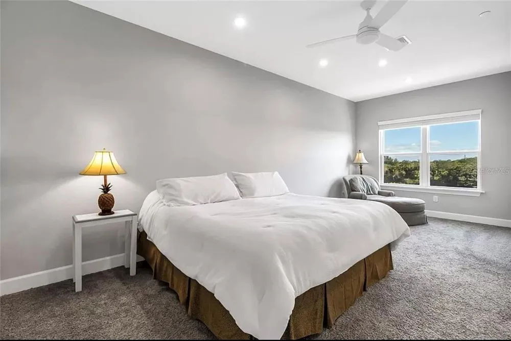5569 CANNES CIRCLE Sarasota, FL 34231