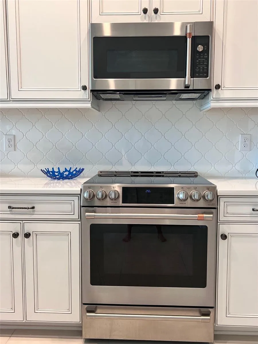 5569 CANNES CIRCLE Sarasota, FL 34231