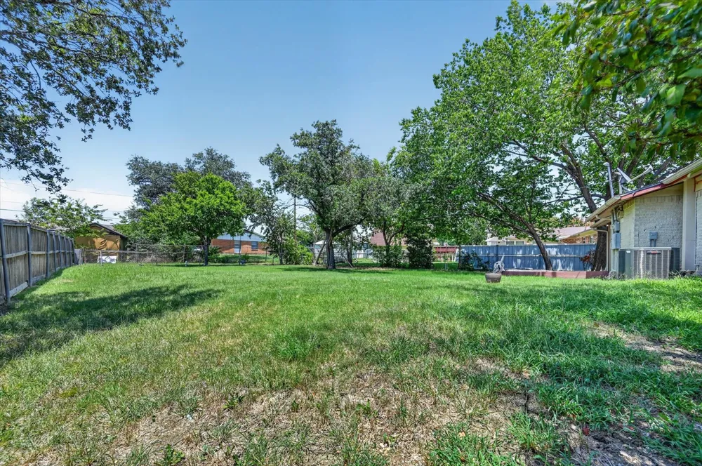 2861 Mark Twain Drive Farmers Branch, TX 75234
