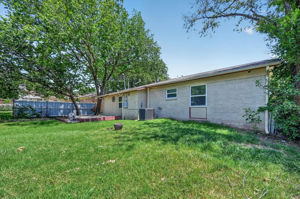 2861 Mark Twain Drive Farmers Branch, TX 75234