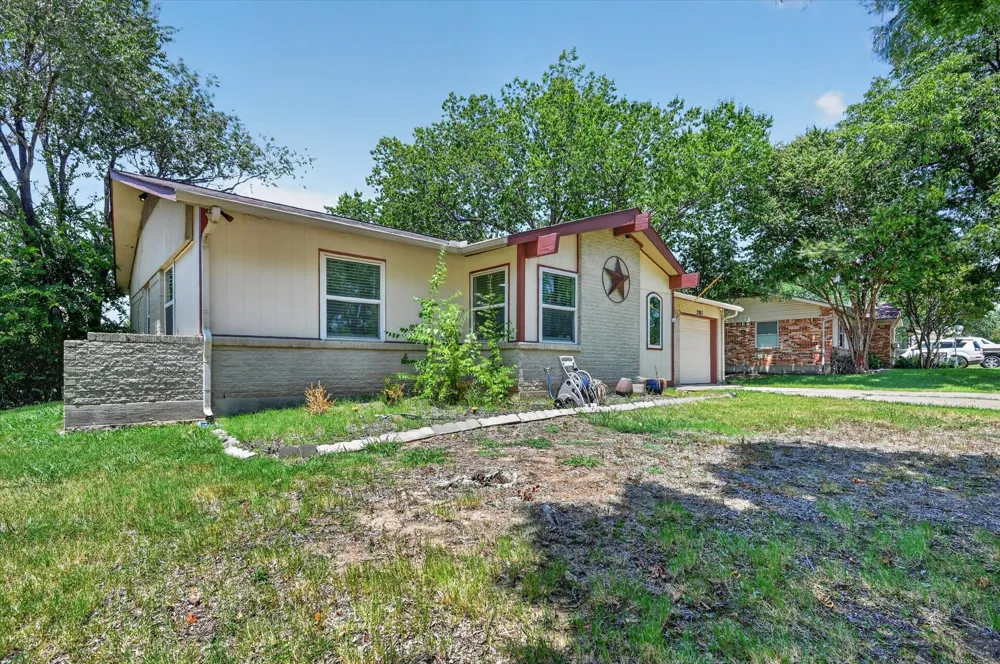 2861 Mark Twain Drive Farmers Branch, TX 75234