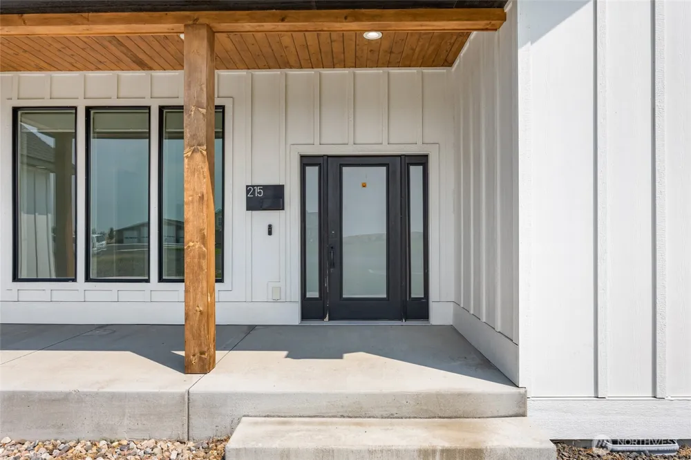 215 SE Desert Hills Loop Moses Lake, WA 98837