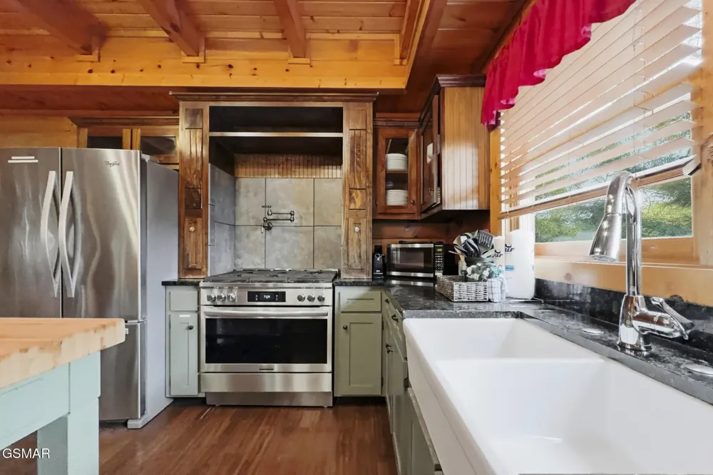 2906 Quiet Oak Way Pigeon Forge, TN 37863
