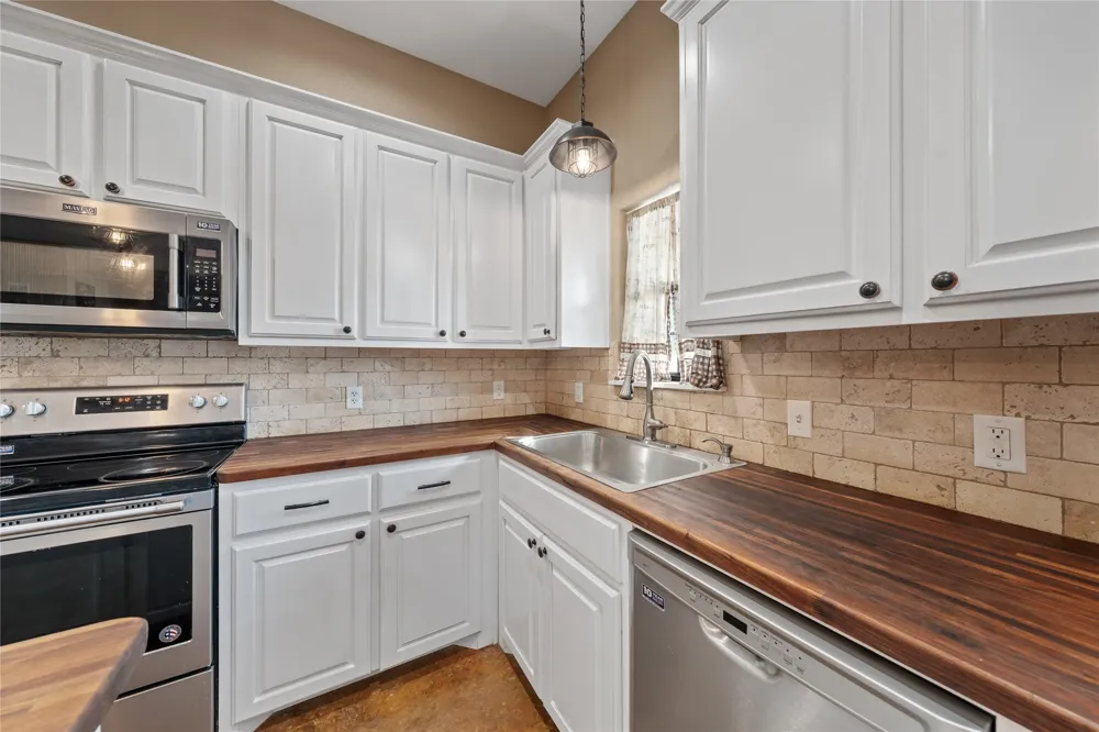 2967 Woodlawn Road Bruceville, TX 76630