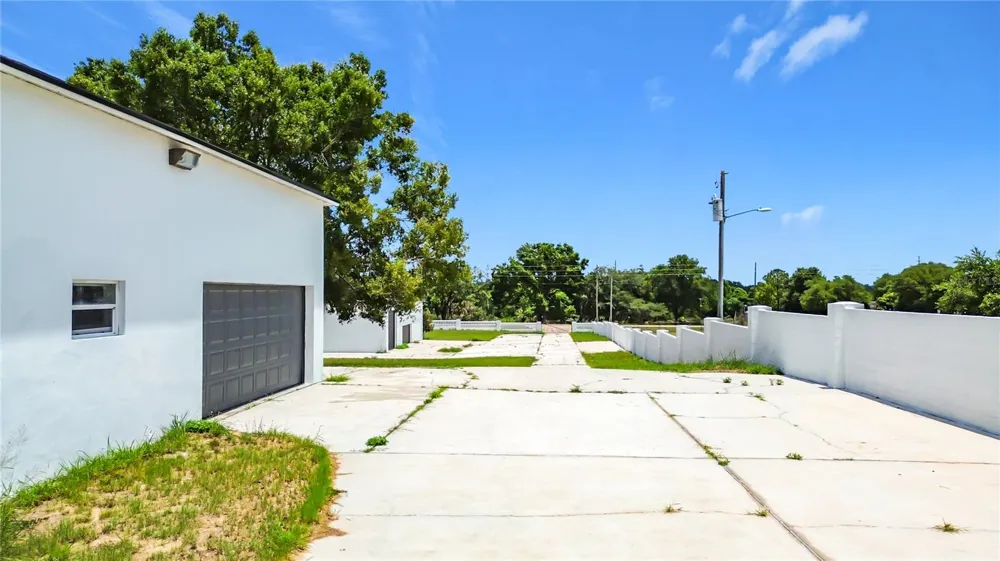 7925 LAKE MABEL LOOP ROAD Dundee, FL 33838
