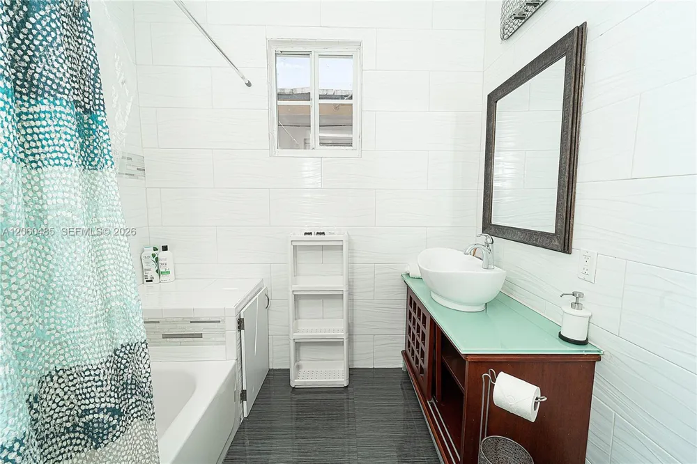 626 NE 4th Ct Hallandale Beach, FL 33009