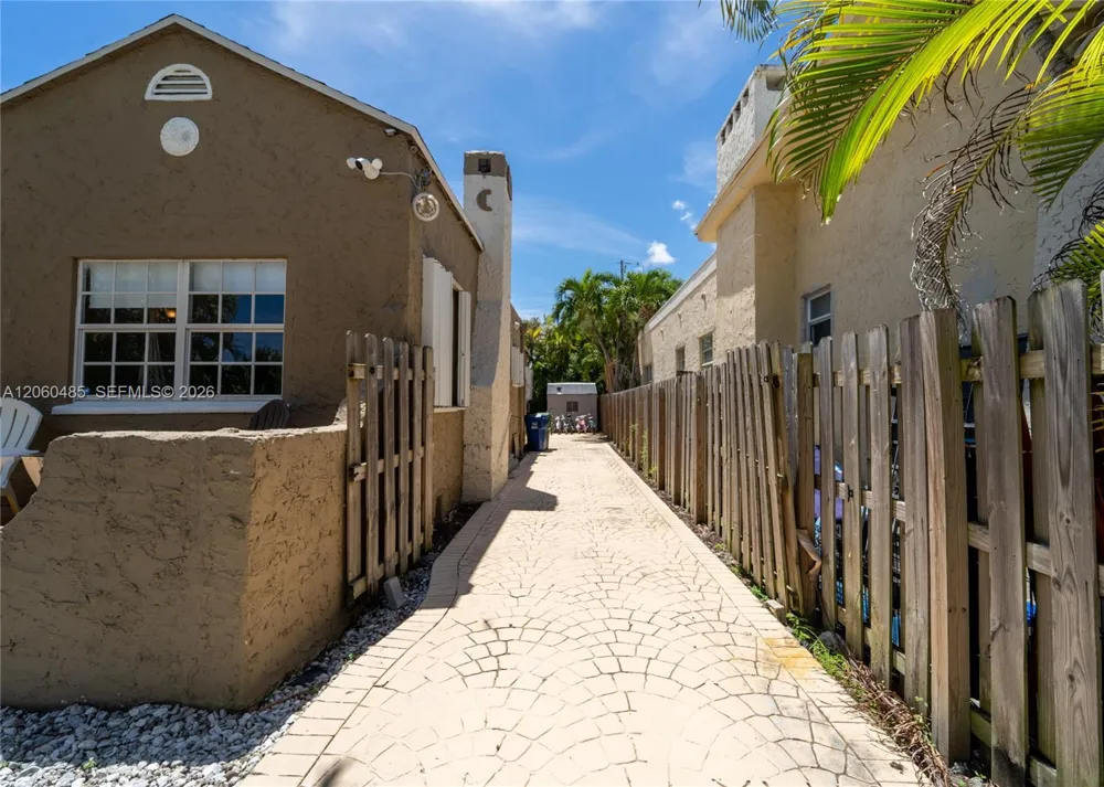626 NE 4th Ct Hallandale Beach, FL 33009
