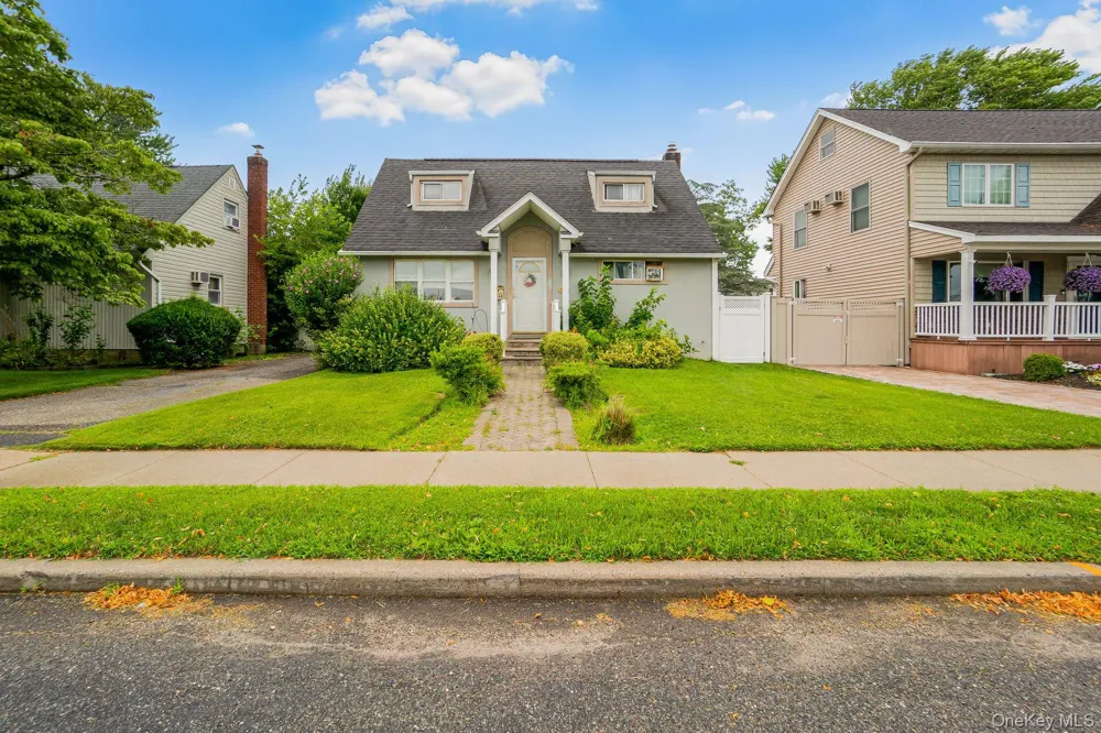 68 Cliff Drive Hicksville, NY 11801