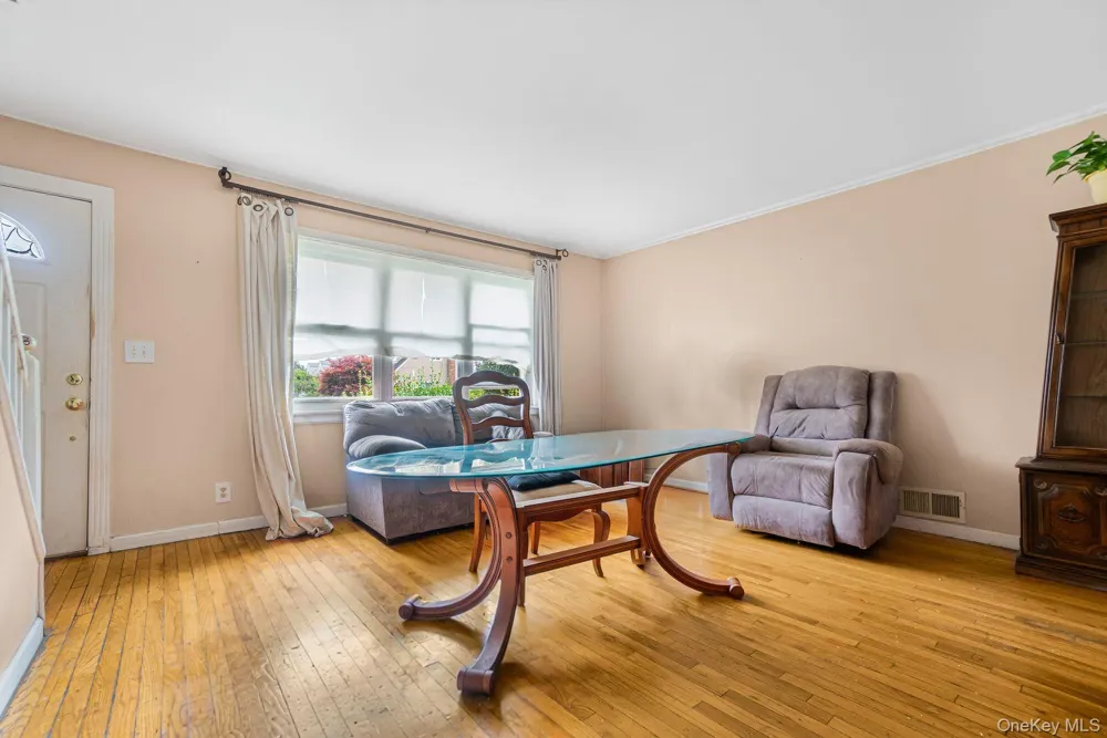 68 Cliff Drive Hicksville, NY 11801