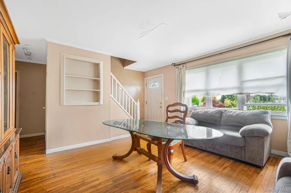 68 Cliff Drive Hicksville, NY 11801