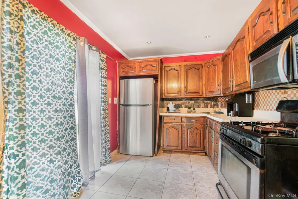 68 Cliff Drive Hicksville, NY 11801