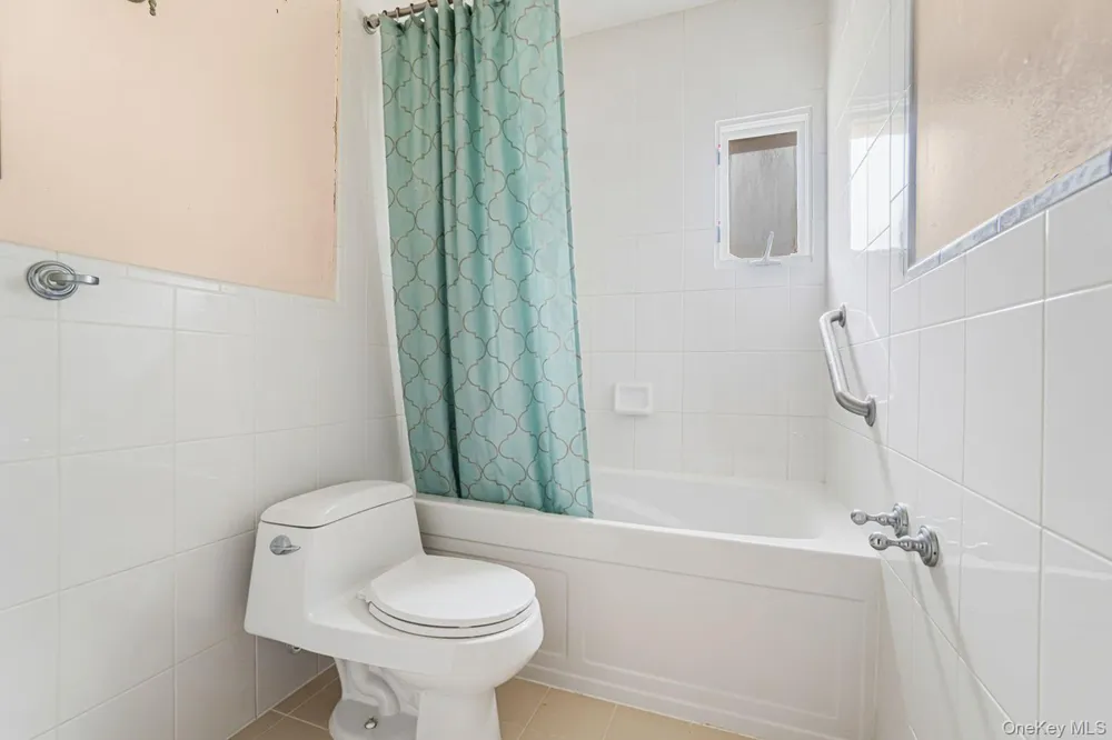 68 Cliff Drive Hicksville, NY 11801