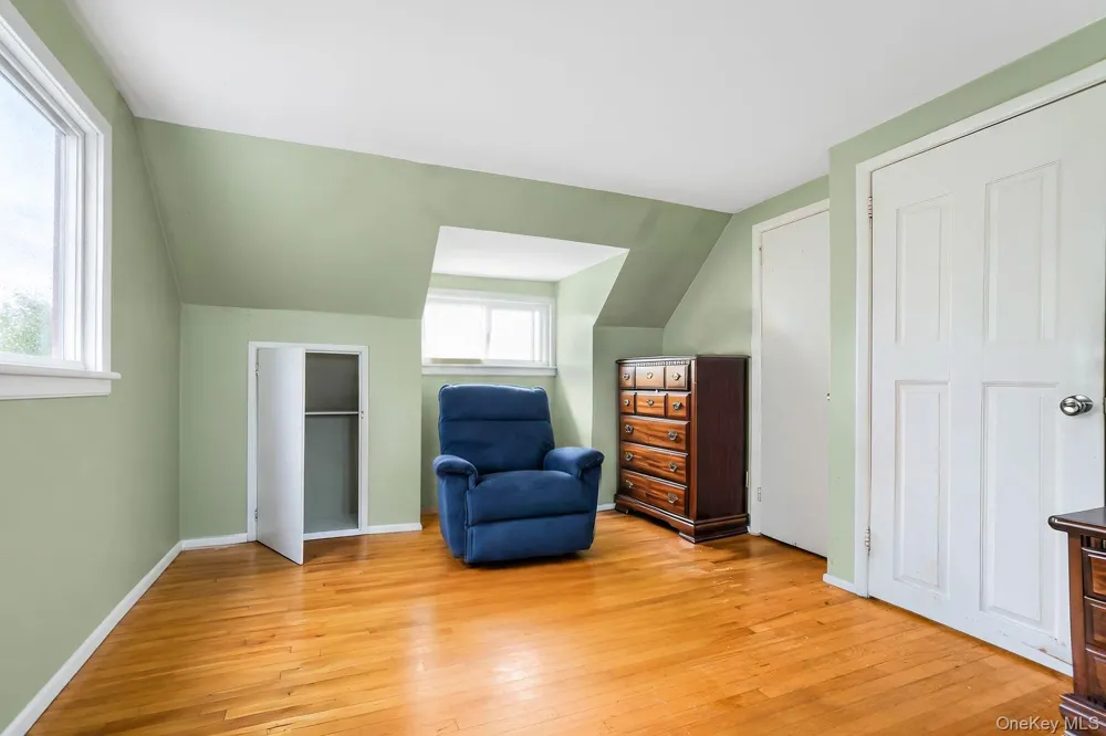 68 Cliff Drive Hicksville, NY 11801