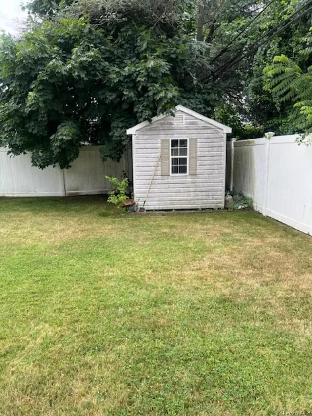 68 Cliff Drive Hicksville, NY 11801