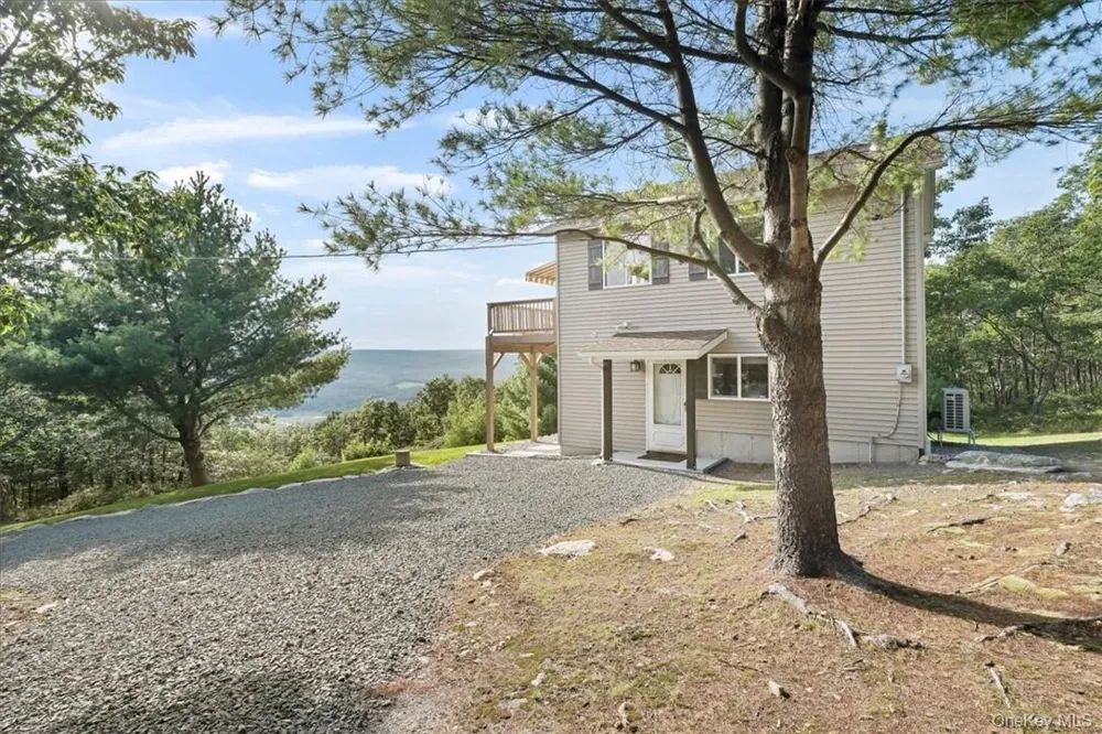 96 Treetops Trail Bloomingburg, NY 12721