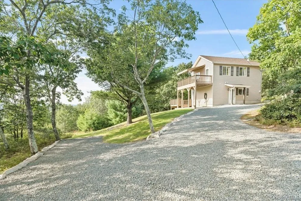 96 Treetops Trail Bloomingburg, NY 12721