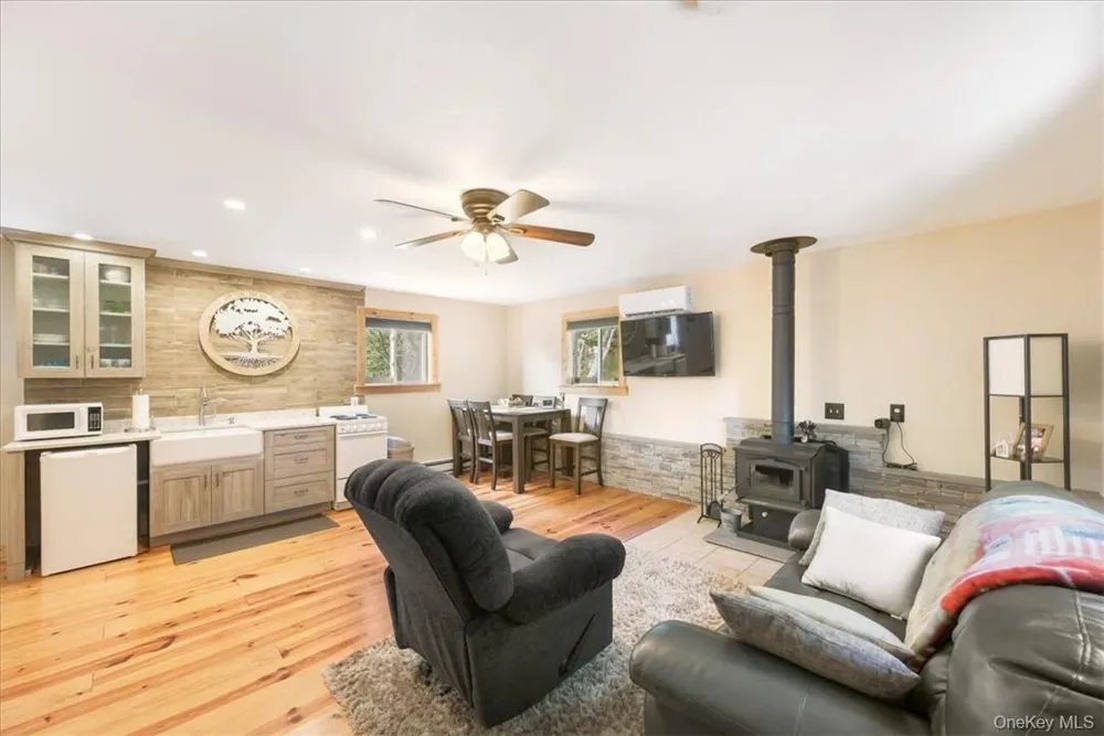 96 Treetops Trail Bloomingburg, NY 12721