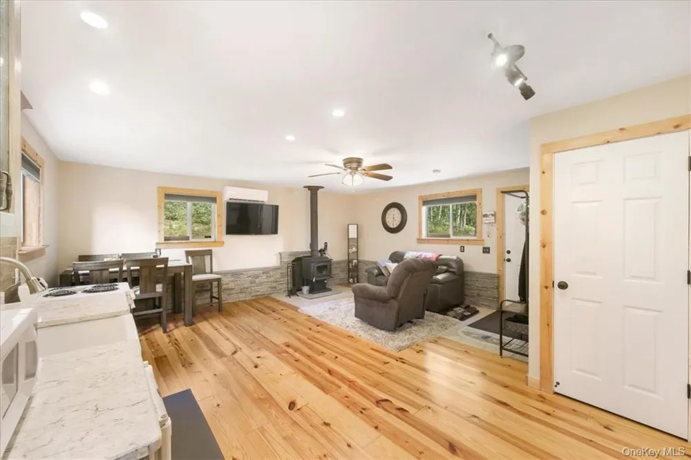 96 Treetops Trail Bloomingburg, NY 12721