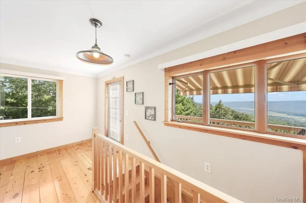 96 Treetops Trail Bloomingburg, NY 12721