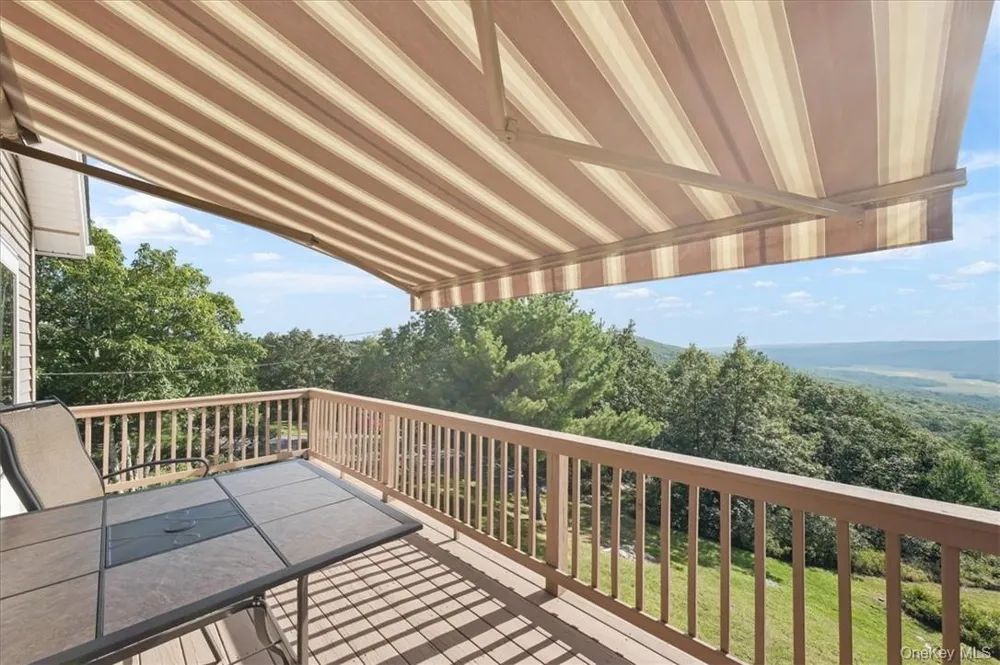 96 Treetops Trail Bloomingburg, NY 12721