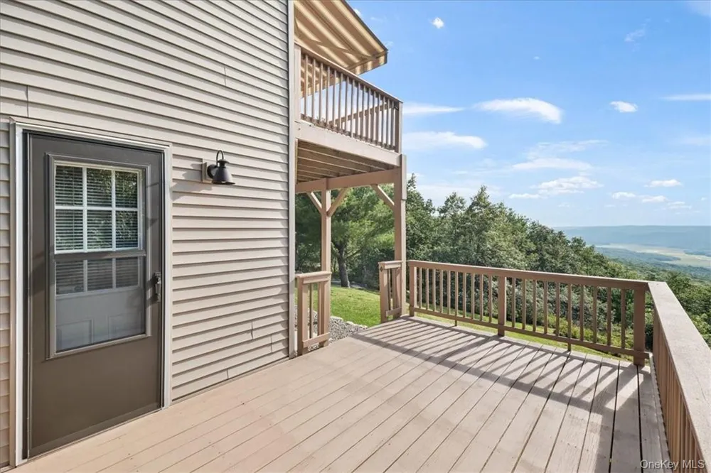 96 Treetops Trail Bloomingburg, NY 12721