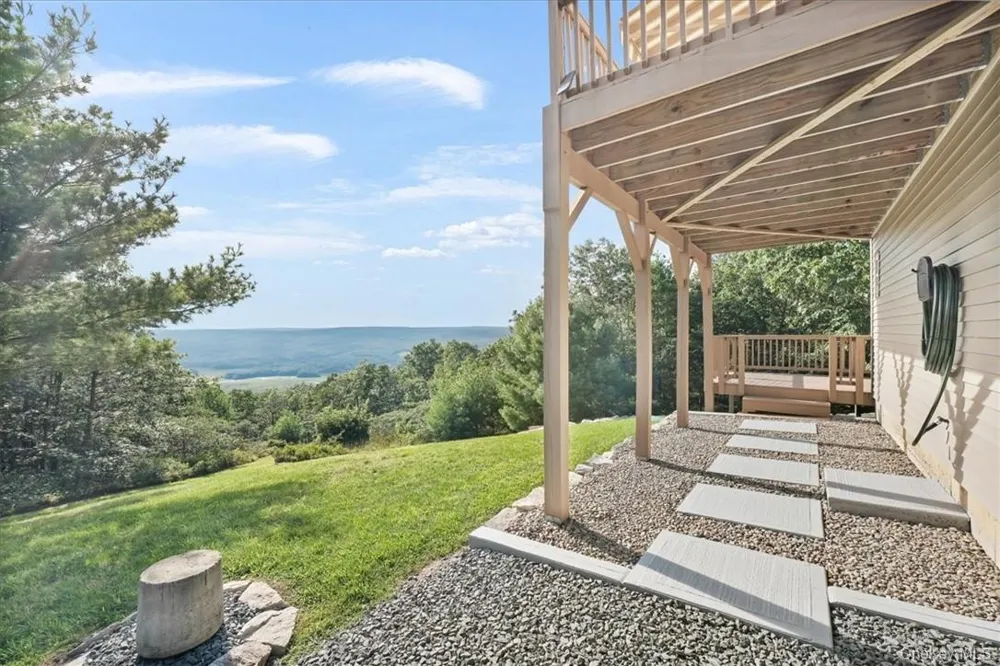 96 Treetops Trail Bloomingburg, NY 12721