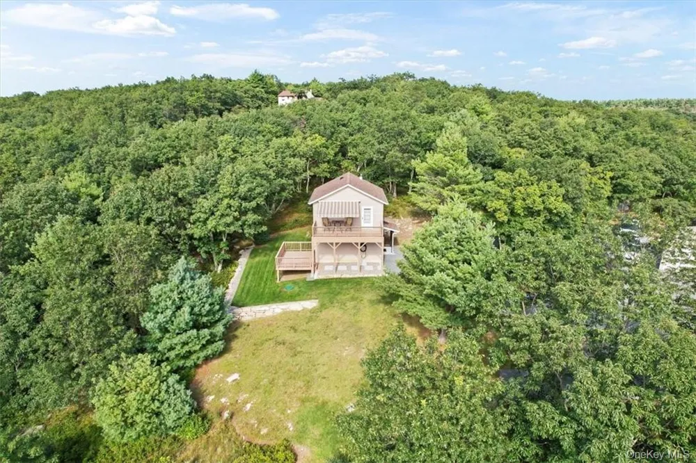96 Treetops Trail Bloomingburg, NY 12721
