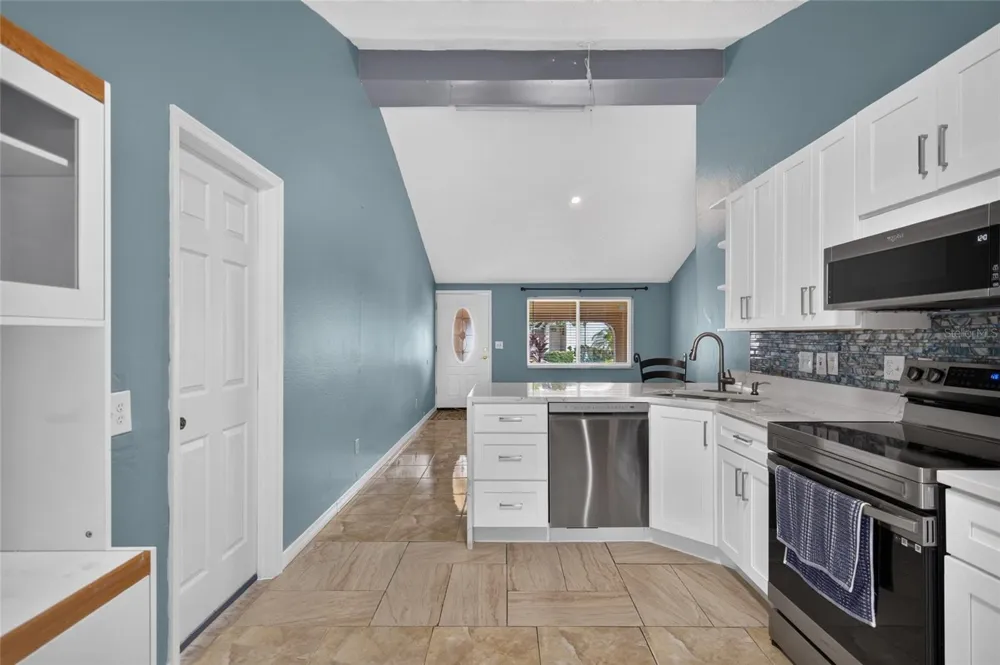 6711 GLEN FOREST COURT Tampa, FL 33615