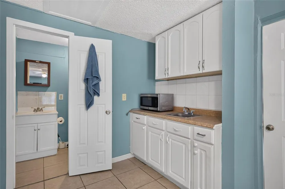 6711 GLEN FOREST COURT Tampa, FL 33615