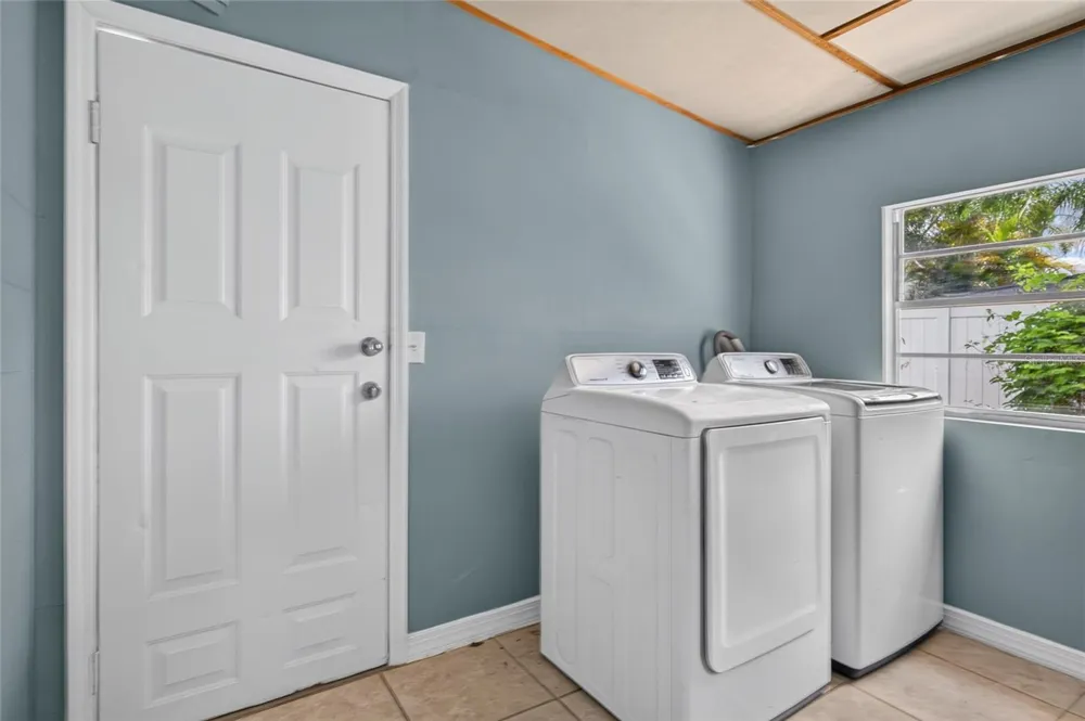 6711 GLEN FOREST COURT Tampa, FL 33615