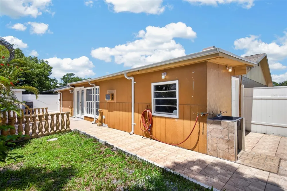 6711 GLEN FOREST COURT Tampa, FL 33615