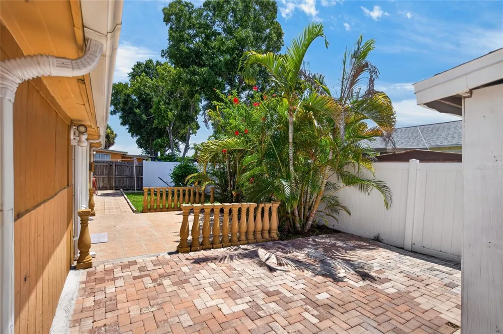 6711 GLEN FOREST COURT Tampa, FL 33615