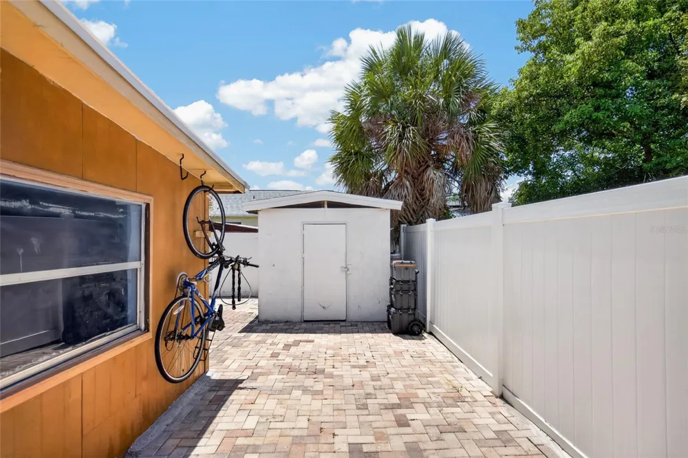 6711 GLEN FOREST COURT Tampa, FL 33615