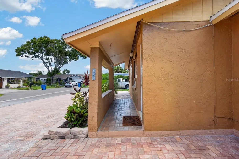 6711 GLEN FOREST COURT Tampa, FL 33615