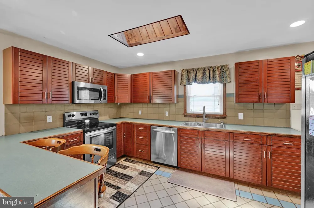 41 KENNEDY DRIVE Drums, PA 18222