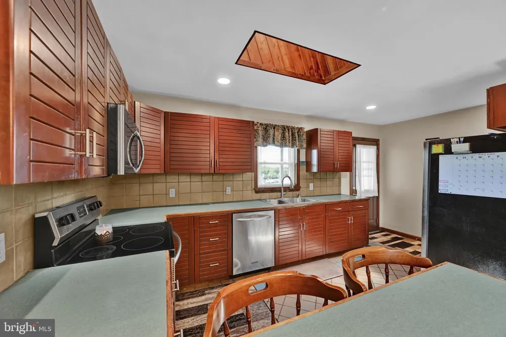41 KENNEDY DRIVE Drums, PA 18222
